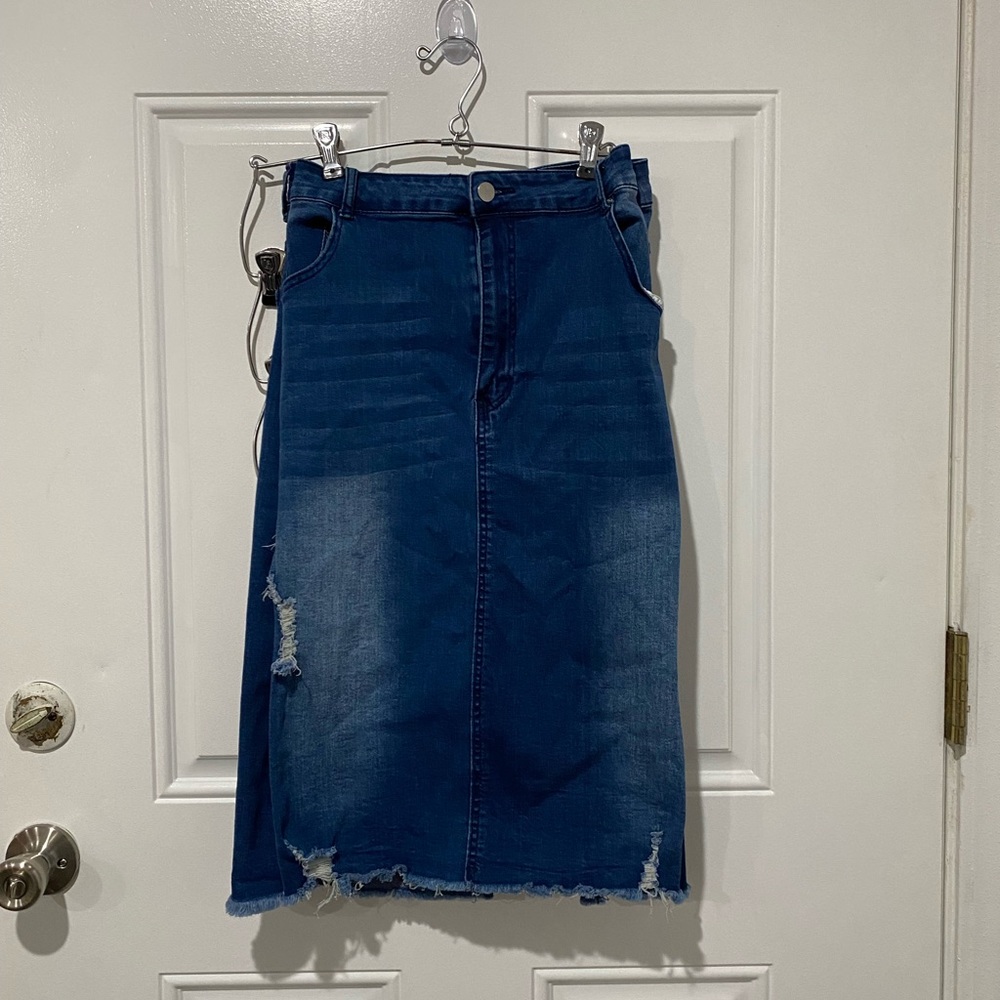 Women’s Dark-wash Denim Skirt